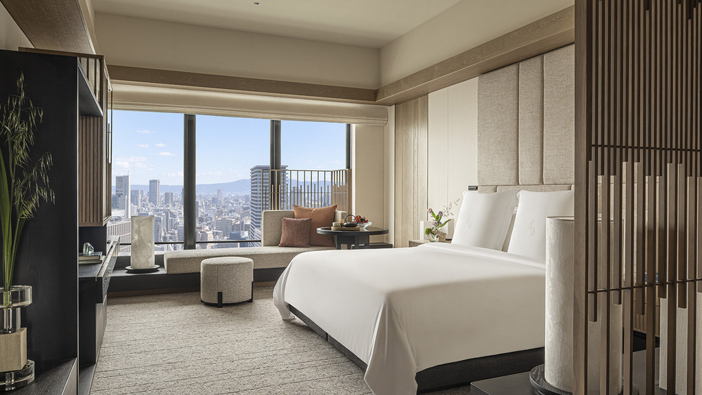 Agustus, Hotel Four Seasons Debut di Osaka