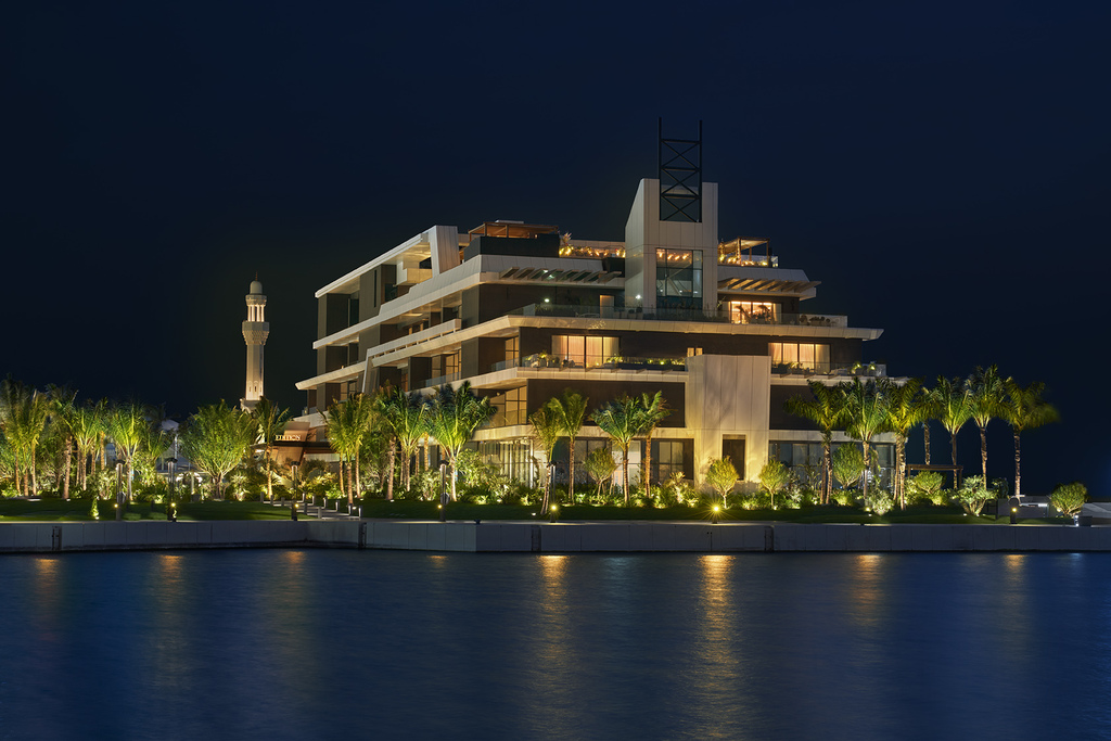Hotel Mewah Bak Superyacht EDITION Buka di Jeddah