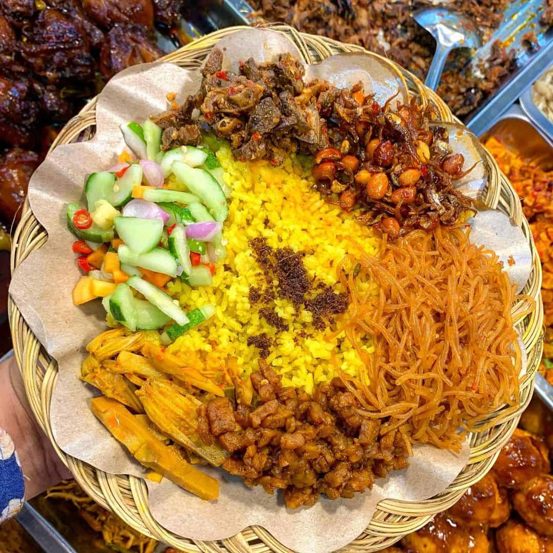 Menikmati Sesasi Kuliner Malam Hari di Jogja, Nasi Kuning Mbah Jo: Buka Sampai Pagi, Selalu Antre karena Murah