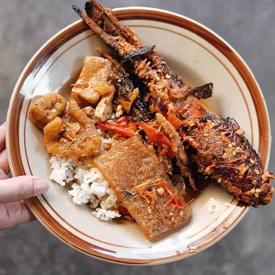 Kuliner Legendaris Jogja!! Mangut Lele Mbah Marto Selalu Ramai Meski Warung di Dalam Gang