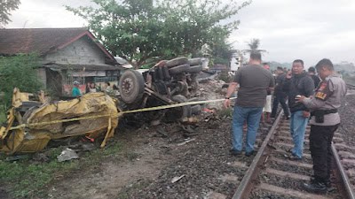Truk Hancur Ditabrak Kereta Api di Bantul Gara-gara Terobos Palang, Begini Kronologinya