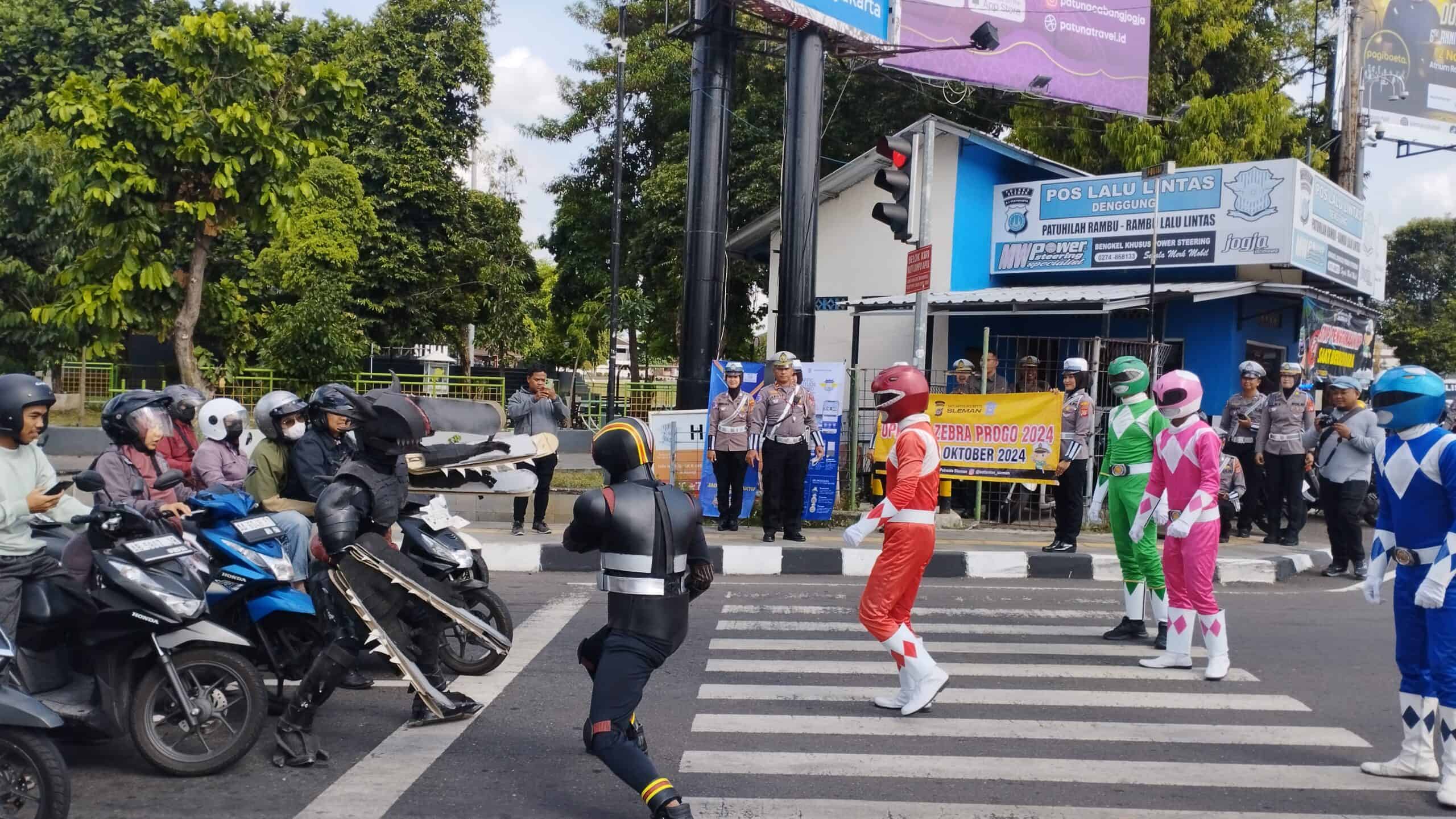 Potret ‘Power Rangers’ Turun ke Jalan di Sleman Minta Pengendara Tertib Berlalulintas