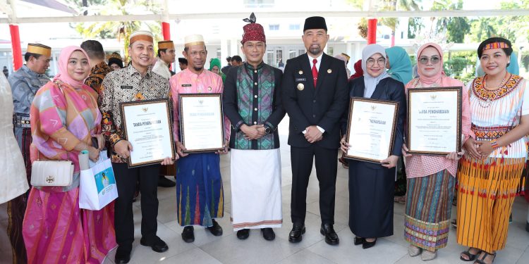 Dinas Kesehatan Kota Makassar Terima Penghargaan Penyelenggara Kesehatan Haji Terbaik 2024