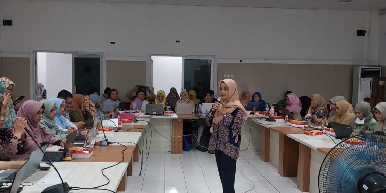 Dinas Kesehatan Kota Makassar melaksanakan Pelatihan Operator untuk Pelaporan Capaian Indikator Standar