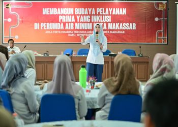 Direktur Umum dan Pelayanan Perumda Air Minum Kota Makassar memberikan pembekalan materi pelayanan prima