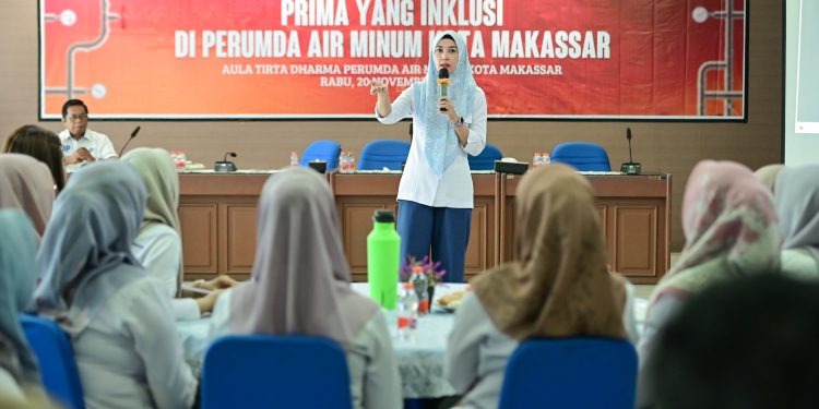 Direktur Umum dan Pelayanan Perumda Air Minum Kota Makassar memberikan pembekalan materi pelayanan prima