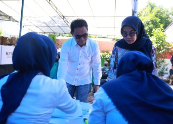 Pj Sekda Makassar Irwan Adnan dan Keluarga Gunakan Hak Pilih di TPS 003 Pisang Selatan