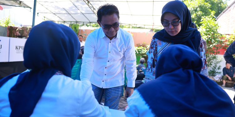 Pj Sekda Makassar Irwan Adnan dan Keluarga Gunakan Hak Pilih di TPS 003 Pisang Selatan