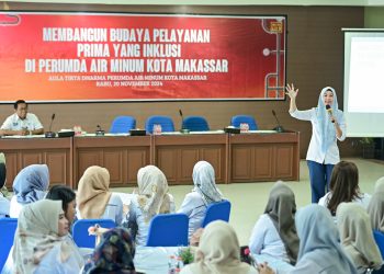 Direktur Umum PDAM Makassar memberikan pembekalan materi pelayanan prima kepada 60 orang staf