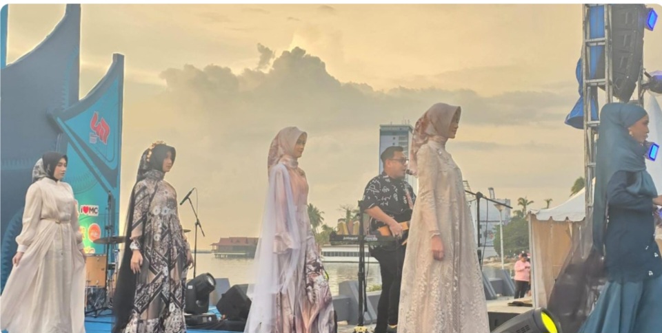 Meriahkan HUT Kota Makassar ke-417, Dispar Gelar Clothing Day Tampilkan fashion show karya hijab asal Makassar