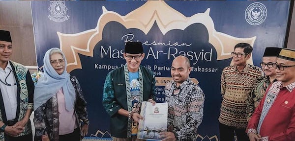Kadispar Makassar Serahkan langsung Dokumen Kota Gastronomi Kepada Menparekraf RI