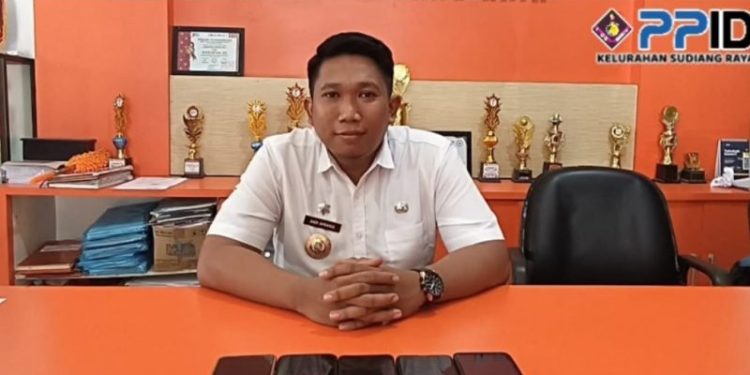 Lurah Sudiang Raya serahkan bantuan Dana ke Keluarga Korban Kebakaran di Jl. Mannuruki