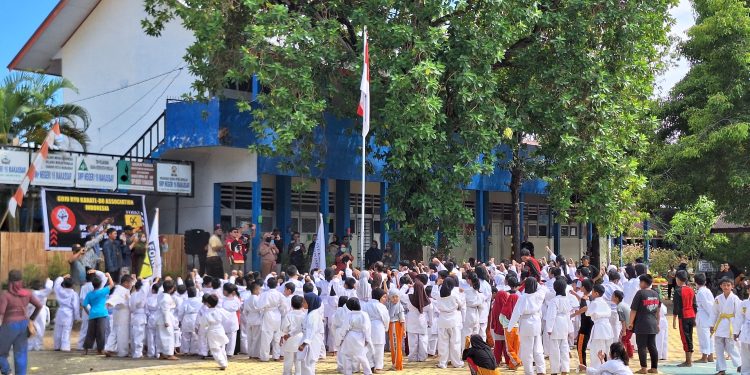 UPT SPF SMPN 16 MAKASSAR MELAKSANAKAN LATIHAN GABUNGAN KARATE DI PUSATKAN DI SMPN 16 MAKASSAR