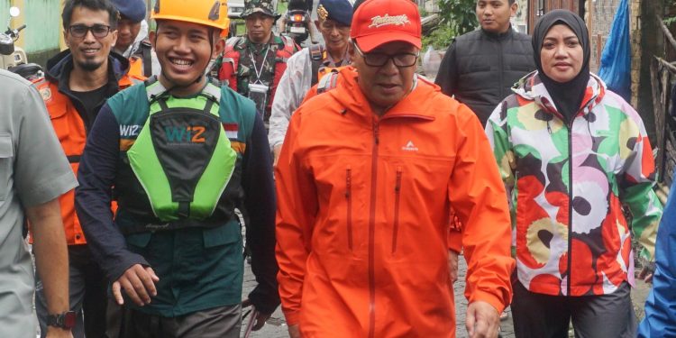 Kadis PU dampingi Wali Kota Makassar meninjau langsung korban bencana banjir di Perumnas Antang Blok 8-10