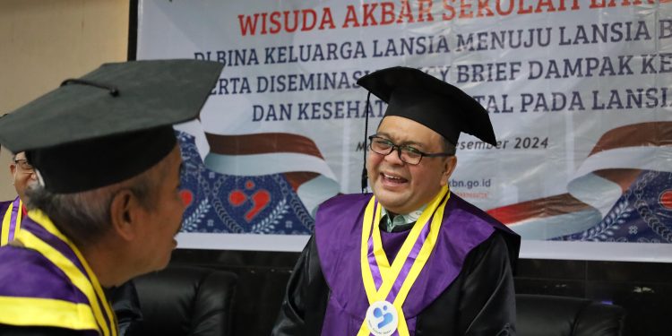 “Wisuda Akbar Sekolah Lansia” Bina Keluarga Lansia Menuju Lansia Berdaya