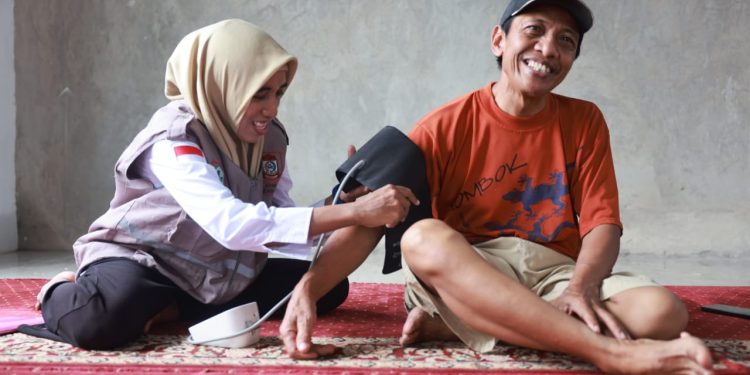 Tim Medis Pemkot Makassar Siaga Obat-obatan hingga Ambulans bagi Warga Terdampak Banjir di Blok 8