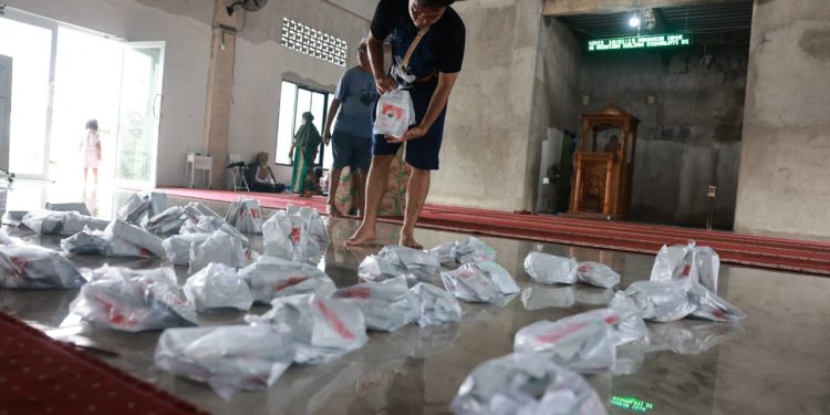 Tim Medis Pemkot Makassar Siaga Obat-obatan hingga Ambulans bagi Warga Terdampak Banjir di Blok 8