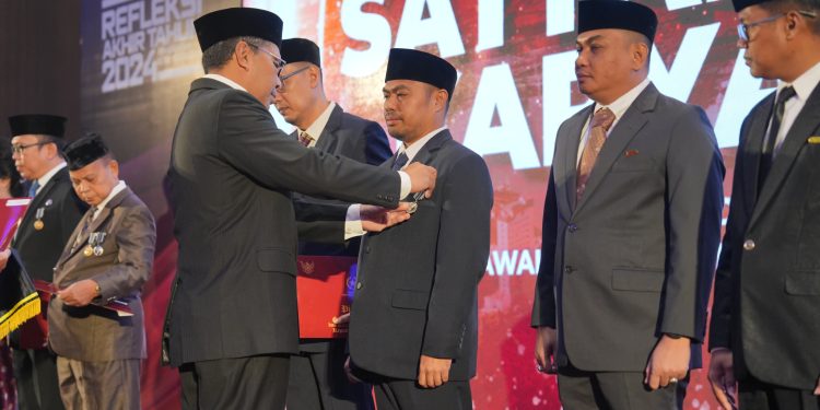 Berkat pengabdian Muhammad Roem Kadispar Makassar diganjar Penghargaan Satyalancana Karya Satya oleh Presiden RI