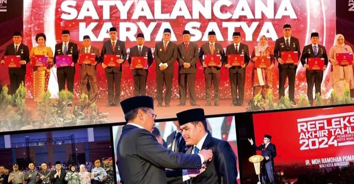 Camat Panakkukang menerima Satyalencana Karya Satya X Tahun dari Presiden Republik Indonesia