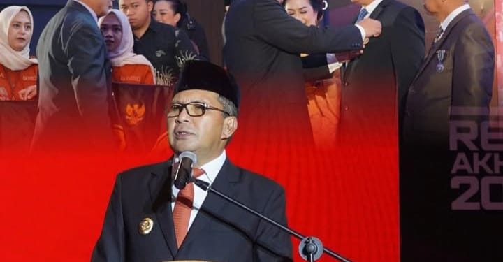 Camat Rappocini menerima Tanda Kehormatan Satyalancana Karya Satya 30 Tahun dari Persiden Republik Indonesia