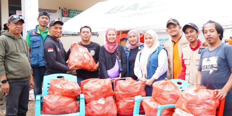 Camat Biringkanaya mengunjungi warga di Posko Pengungsian guna mengecek dan menyapa warga yang terdampak Bencana Banjir