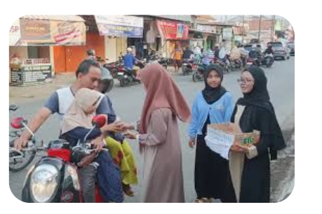 Bakti sosial UPT SPF SMPN 52 Makassar mengisi berbagi takjil pada pengguna jalan