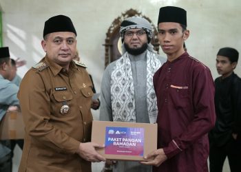 Wali Kota Makassar Berikan Bantuan Hibah dan Paket Pangan Ramadan di Masjid Nurul Kautsar