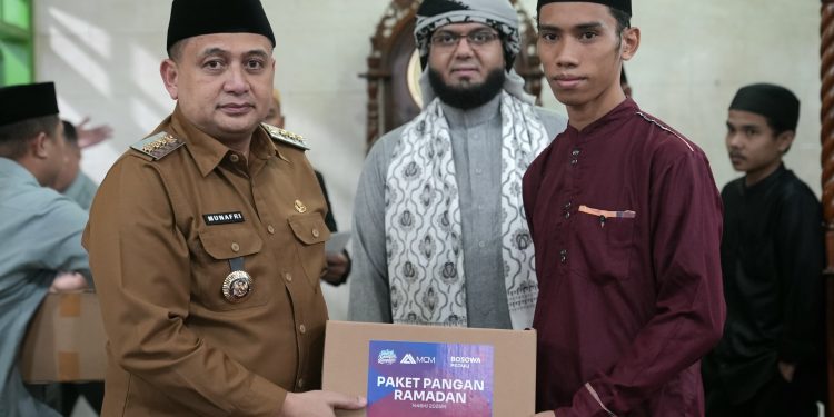 Wali Kota Makassar Berikan Bantuan Hibah dan Paket Pangan Ramadan di Masjid Nurul Kautsar