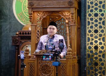 Wali Kota Makassar Tarawih Bersama Jemaah Masjid Raudhatul Muflihien