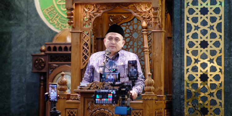 Wali Kota Makassar Tarawih Bersama Jemaah Masjid Raudhatul Muflihien