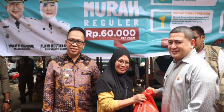Pastikan Pasar Murah Tepat Sasaran, Wali Kota Makassar Munafri Tinjau Dua Titik Lokasi Pasar Murah