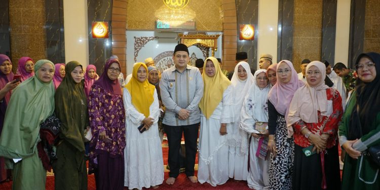 Wali Kota Munafri Tarawih Bersama Warga, Ingatkan Keutamaan 10 Malam Terakhir Ramadan