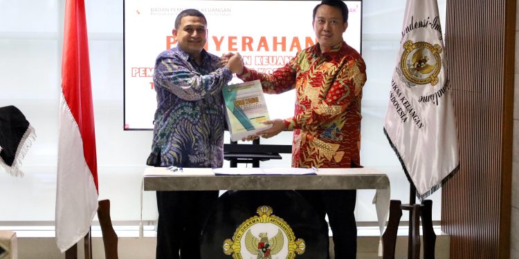 Wali Kota Makassar Serahkan LKPD 2024 ke BPK Sulsel, Targetkan Pengelolaan Keuangan yang Akuntabel