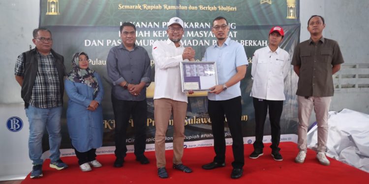Plh Sekda Makassar Bersama Kepala BI Sulsel Buka Layanan Penukaran Uang dan Pasar Murah di Pulau Lae-lae