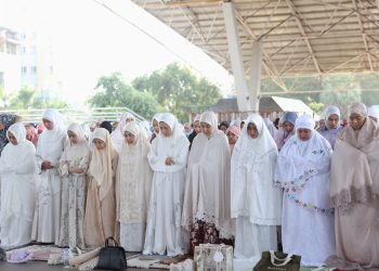 Ketua TP PKK Melinda Aksa Salat Id Bareng Ribuan Warga Makassar di Lapangan Karebosi