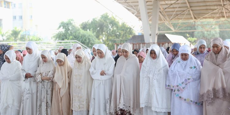 Ketua TP PKK Melinda Aksa Salat Id Bareng Ribuan Warga Makassar di Lapangan Karebosi