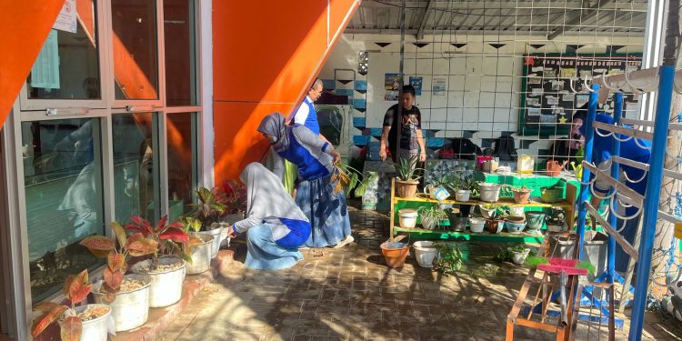 Kegiatan Sabtu Bersih Tim Adiwiyata UPT SPF SMP NEGERI 40 MAKASSAR