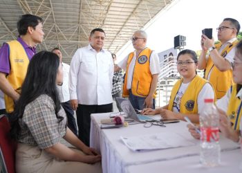 Wali Kota Munafri Bagikan Kacamata ke Siswa SD dan SMP di Makassar