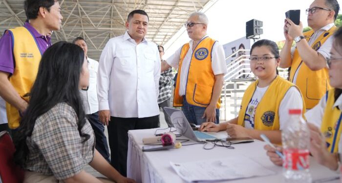 Wali Kota Munafri Bagikan Kacamata ke Siswa SD dan SMP di Makassar