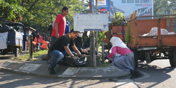 Bersama Pengurus TP PKK, Melinda Aksa Bersihkan Sampah di Kawasan Pantai Losari