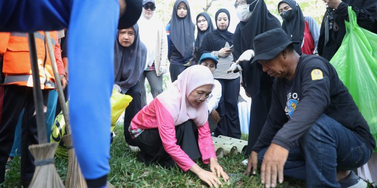 Melinda Aksa Tanam Langsung Lubang Kompos Biopori di Taman Gajah untuk Atasi Sampah Organik
