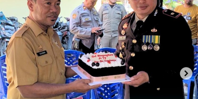 Kepala Seksi Kesra mewakili Camat Tamalanrea memberi Selamat Hari Ulang Tahun Bhayangkara ke – 79