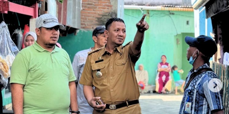 Camat Tamalanrea bersama Kawil PDAM Tamalanrea melakukan pemantauan pemasangan PDAM gratis di 7 titik