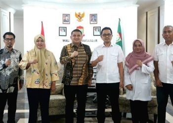 Kepala Dinas Pekerjaan Umum Kota Makassar Zuhaelsi Zubir, mendampingi Walikota Makassar Munafri Arifuddin menerima kunjungan Kepala Balai Besar Wilayah Sungai(BBWS) Pompengan-Jeneberang