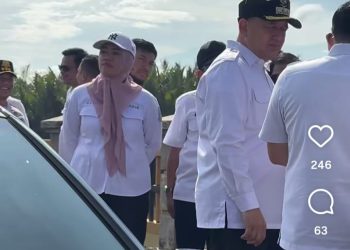 Kadis PU Kota Makassar, Zuhalesi Zubir mendampingi Wali Kota Makassar, Munafri Arifuddin pada Survey Lokasi Pembangunan Jalan Alternatif Perintis Kemerdekaan Menuju Bukit Baruga