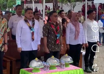 Kadis PU Kota Makassar, Zuhalesi Zubir Mendampingi Wali Kota Makassar, Munafri Arifuddin pada Peresmian Bedah Fasilitas Umum (Renovasi Sekolah Dasar) UPT SPF SD Inpres Pegandongan I dan II