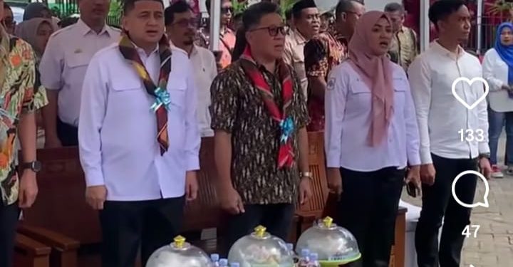 Kadis PU Kota Makassar, Zuhalesi Zubir Mendampingi Wali Kota Makassar, Munafri Arifuddin pada Peresmian Bedah Fasilitas Umum (Renovasi Sekolah Dasar) UPT SPF SD Inpres Pegandongan I dan II