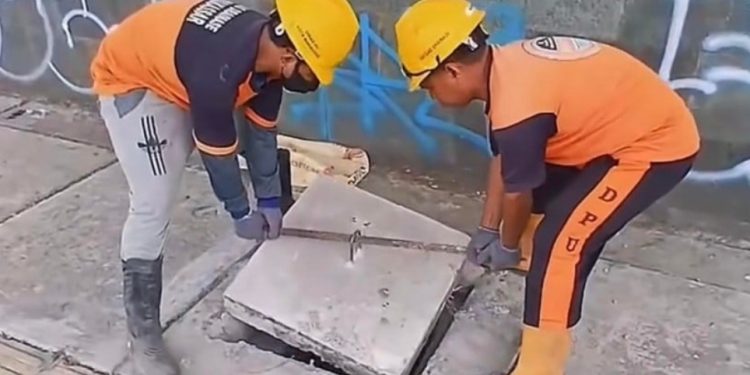 Dinas PU Makassar Pasang Manhole Drainase di Tanjung Bunga