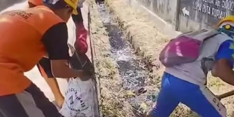 Dinas PU Makassar Gerak Cepat Normalisasi Saluran Air di Jalan Beruang