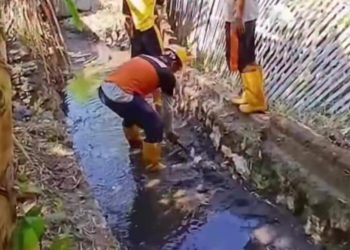 Dinas PU Makassar Lakukan Normalisasi Drainase di Jalan AL BIruni